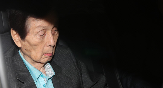 신격호 롯데그룹 총괄회장      (서울=연합뉴스) 김도훈 기자 = 건강 악화 등으로 40일간 입원했던 신격호 롯데그룹 총괄회장이 18일 오후 서울 송파구 서울아산병원에서 퇴원, 차량에 탑승해 있다. 2016.7.18      superdoo82@yna.co.kr  (끝)